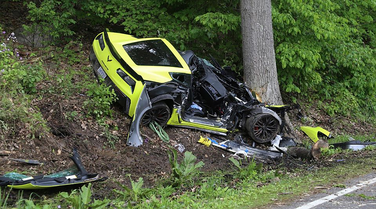 vette-tree-crash-img1.jpg